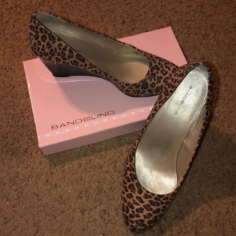 Bandolino leopard print wedge shoes